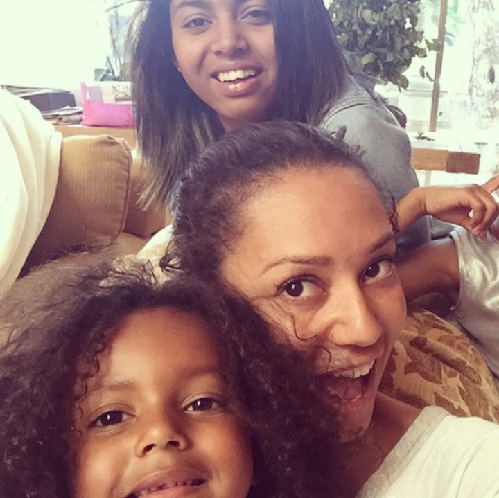 <p>Manis-manis ya, Bun. (Instagram @officialmelb)</p>