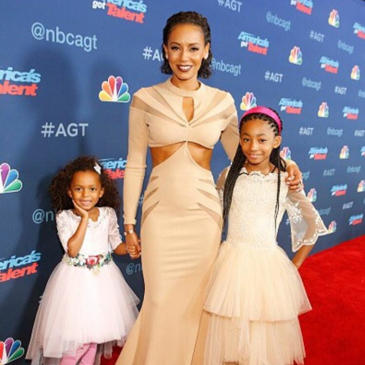 <p>Saat putrinya dibawa ke red carpet. (Instagram @officialmelb)</p>