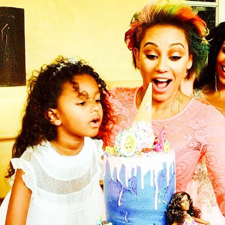 <p>Bersama putri terakhirnya, Madison Brown Belafonte. (Instagram @officialmelb)</p>