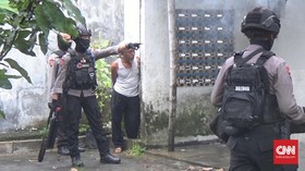Amankan Orang Gila, Polda Jatim Kerahan Brimob Bersenjata