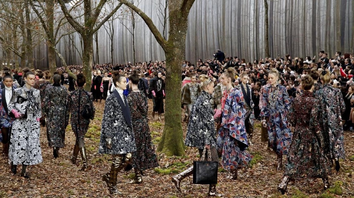 FOTO: Kala Model Peragaan Chanel Berjalan di 'Tengah Hutan'