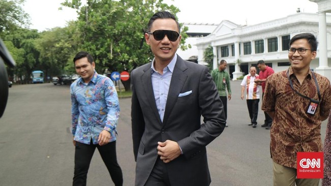Demokrat masih belum memastikan akan bergabung ke kubu Prabowo atau Jokowi. Peluang membentuk poros ketiga juga diklaim belum sepenuhnya tertutup.