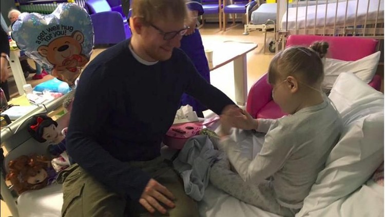 Penyanyi terkenal Ed Sheeran memberi sebuah gitar ke anak 11 tahun yang sedang sakit.