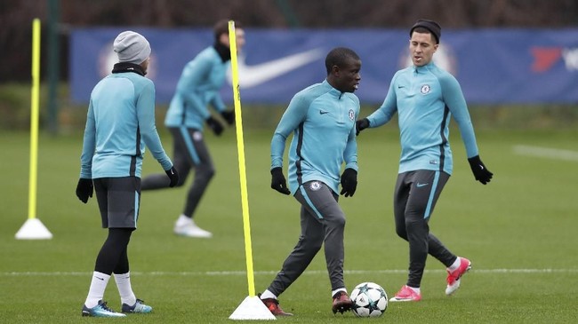 Gelandang N'Golo Kante pingsan di lokasi pemusatan latihan Cobham yang membuatnya absen membela Chelsea saat melawan Manchester City, Minggu (4/3).