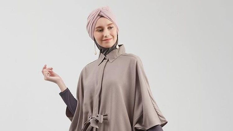 Gaya berpakaian yang tepat bisa membuat Bunda yang bertubuh mungil dan pendek terlihat lebih tinggi.