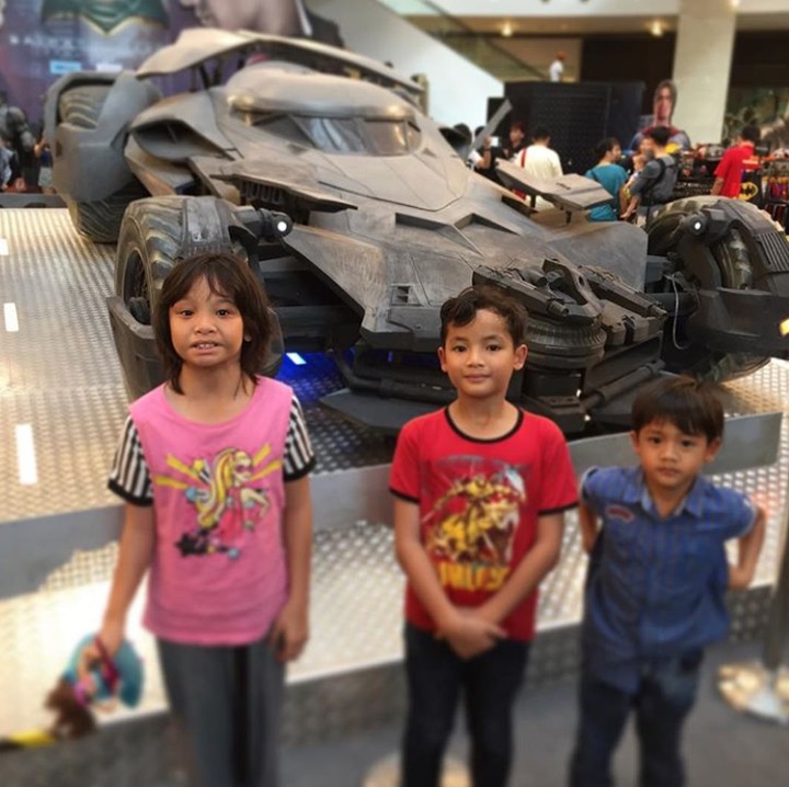 <p>Anak-anak siapa hayo? Ya, ini adalah anak-anaknya Adam, sang bassis. Di Instagram-nya Adam termasuk yang jarang berbagi momen-momen bersama keluarga. Ya, hidup itu pilihan kan ya, Bun. Termasuk pilihan untuk posting sisi-sisi hidup kita atau nggak. Yang penting aman dan berkah ya, Pak Adam. (Foto: Instagram @barkah137)</p>