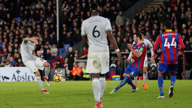 Rekor gol terjauh di Liga Primer Inggris yang dicetak Nemanja Matic mewarnai kebangkitan Manchester United usai mengalahkan Crsytal Palace, 3-2.