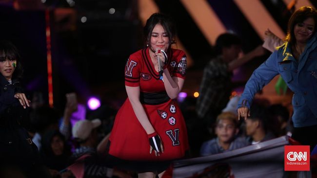 Biduan Via Vallen menjadi korban pelecehan seksual di media sosial. Ia mengungkap kejadian itu dengan mengunggah foto tangkapan layar lewat Story di Instagram.