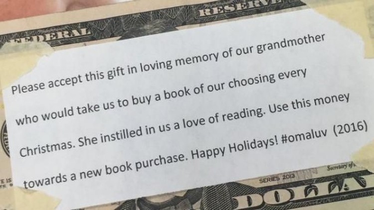 Keluarga ini punya cara unik mengenang sang nenek. Mereka menyisipkan uang dengan pesan manis di buku yang dijual di toko.