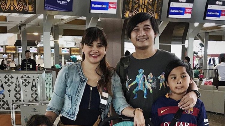 Istri Brian 'Sheila On 7', Dewi Fitriasari terlibat cekcok di pesawat rute Hong Kong-Jakarta. Opini publik yang negatif membuat Dewi angkat bicara.