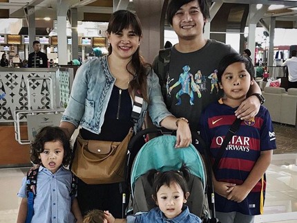 Istri Brian 'Sheila On 7' Buka Suara Soal Cekcok di Pesawat