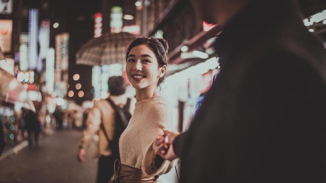 Pasangan yang 20 tahun bersama ternyata lebih bahagia dibanding pasangan baru. Temuan ini sekaligus bantah anggapan pasangan 'bosan' karena sudah bersama lama.