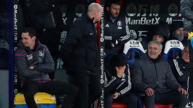 Jose Mourinho menendang botol air minum kosong ke arah suporter Crsytal Palace. Sansk FA pun menanti manajer asal Portugal itu.