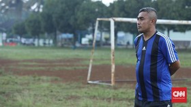 'Mister Cepek' Tidak Malu Melatih Sekolah Sepak Bola