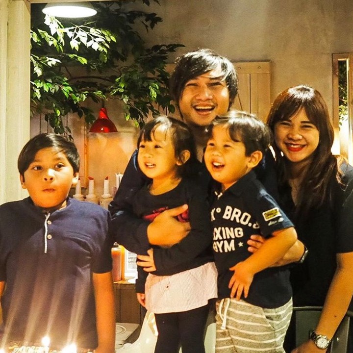 <p>Ini drummer Sheila on 7, Brian, bersama istri dan ketiga anaknya. (Foto: Instagram @brianso7)</p>