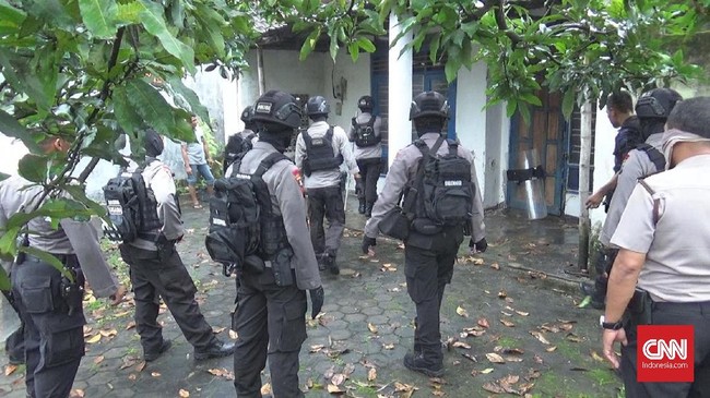 Polisi tak mau mengambil risiko karena orang gila yang diamankan kerap membawa senjata tajam dan mengancam warga.