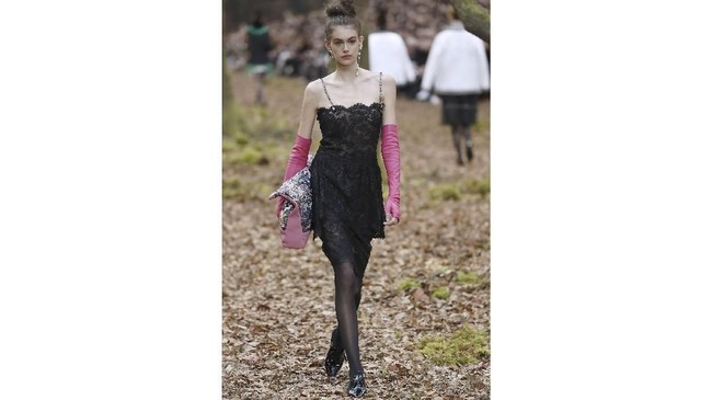 FOTO: 8 Aksi Kaia Gerber dari Chanel hingga Saint Laurent