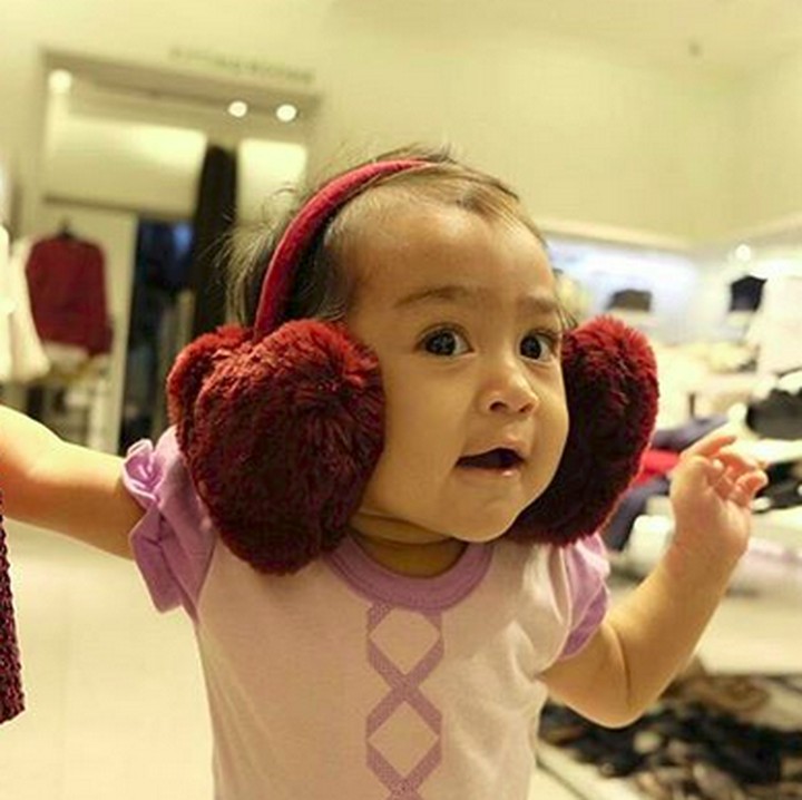 <p>Beginilah gaya menggemaskan Taqya waktu pakai headphone bulu. Nggemesin banget! (Foto: Instagram/ @gary_iskak)</p>
