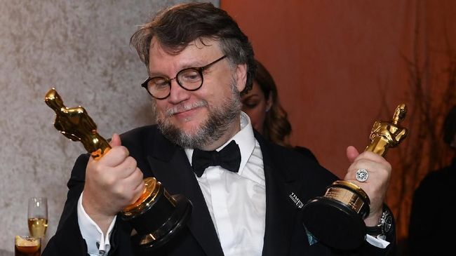 Sutradara Guillermo del Toro mengecam keputusan The Academy yang tidak menyiarkan langsung delapan kategori dalam Piala Oscar 2022.