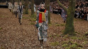 FOTO: Kala Model Peragaan Chanel Berjalan di 'Tengah Hutan'