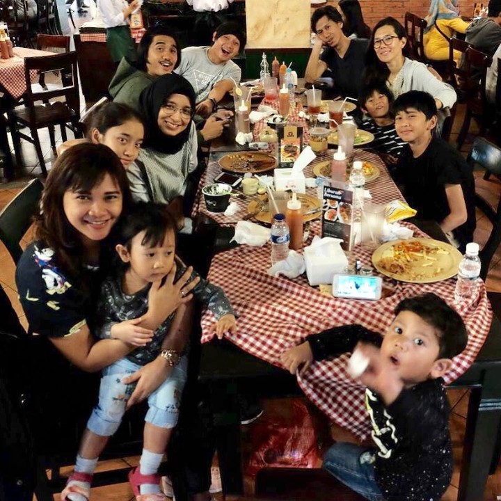 <p>Semoga selalu kompak di atas panggung dan di luar panggung. (Foto: Instagram @sarahcandra)</p>