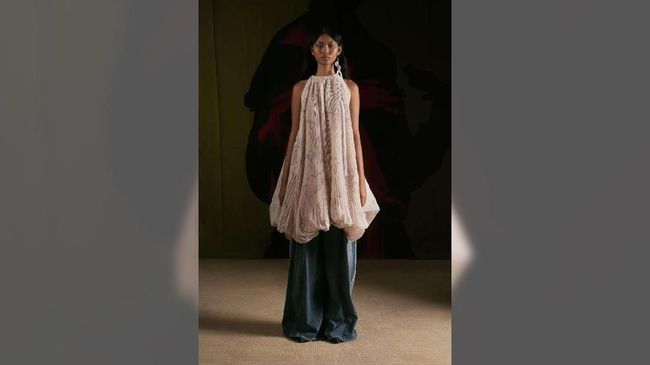 Desainer Indonesia Toton Januar terinspirasi dari tokoh hantu perempuan untuk menciptakan koleksi busana terbarunya yang dipamerkan di Tranoi Week, Paris.