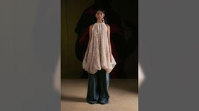 Busana 'Hantu Wanita Indonesia' Toton yang Menyihir Paris