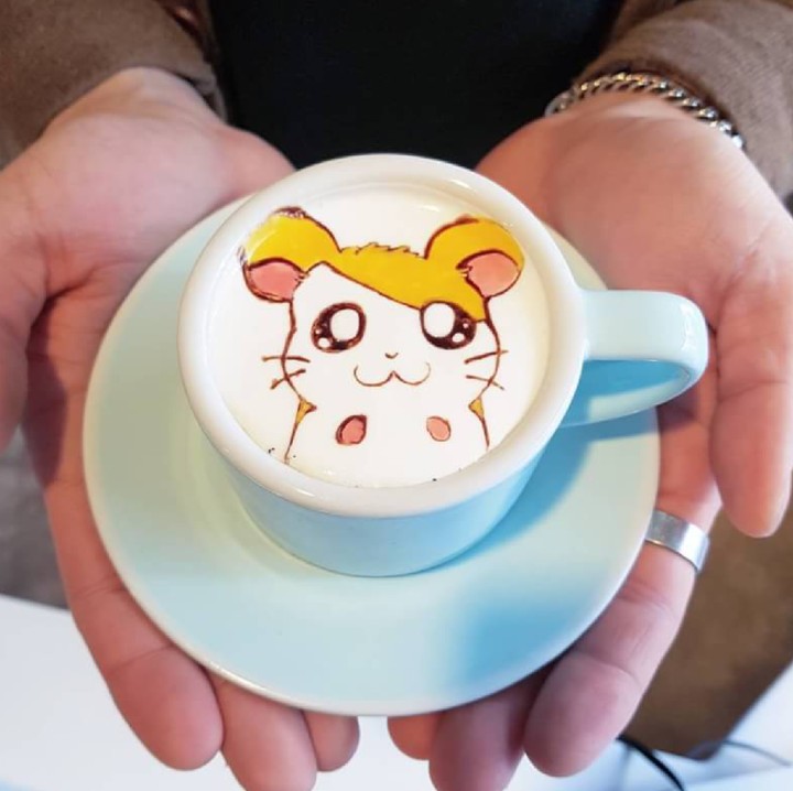 Pria bernama Lee Kang Bin ini diketahui memang suka coffee art latte. Nggak heran tokoh animasi anak pun bisa terlukis di cangkir minuman. (Foto: Instagram/leekangbin91)