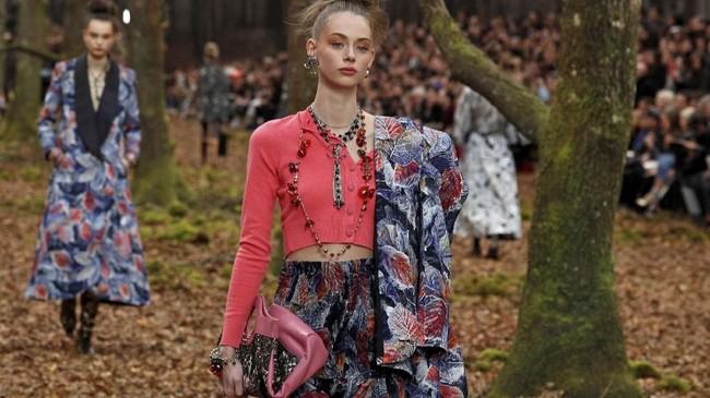 FOTO: Kala Model Peragaan Chanel Berjalan di 'Tengah Hutan'