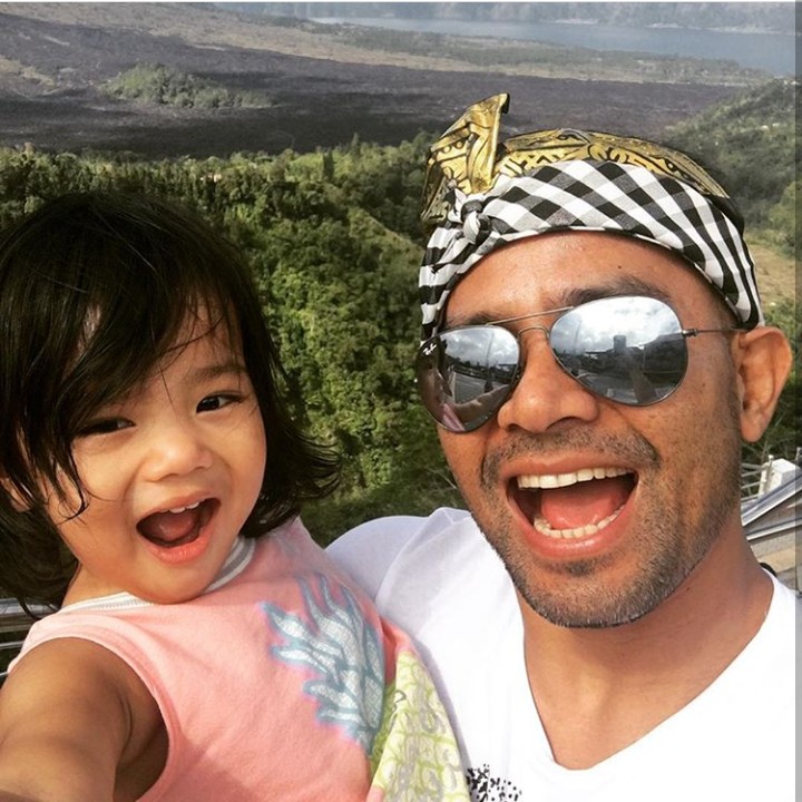 <p>Kompak nih ekspresi si sulung Cleo Deomora Sihotang dengan ayahnya. (Foto: Instagram @jud1ka)</p>