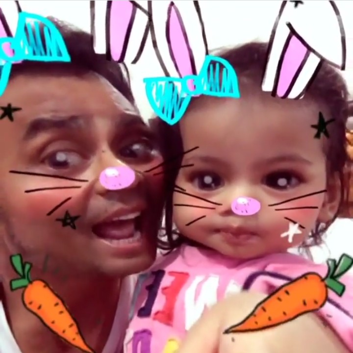 <p>Ketika foto bareng si gadis kecil, ayah yang macho sekalipun akan siap berubah jadi imut. (Foto: Instagram @jud1ka)</p>