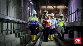 Jokowi Minta Anies Bersihkan Jalan dari Seng Pembatas Proyek