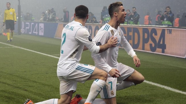 Bintang Real Madrid, Cristiano Ronaldo, terhindar dari kena timpuk botol minuman saat merayakan gol ke gawang Paris Saint-Germain di Liga Champions.