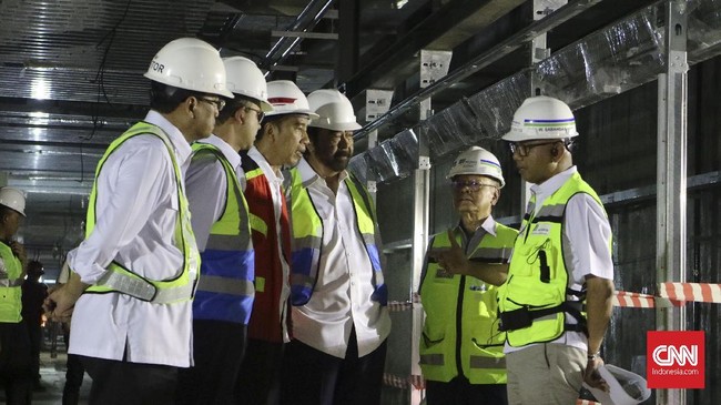 Selain Surya Paloh, turut mendampingi Jokowi Menteri Perhubungan Budi Karya Sumadi dan Gubernur DKI Jakarta Anies Baswedan.
