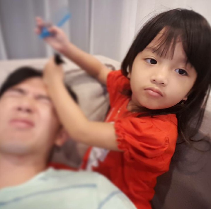 Ya ampun rambut ayahnya diapain tuh. He-he. (Foto: Instagram/nickytirta)