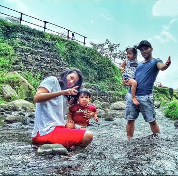 <p>Sekeluarga asyik main di sungai. (Foto: Instagram @jud1ka)</p>
