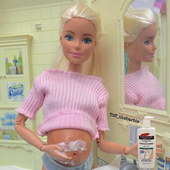 <p>Pakai losion untuk mencegah stretch mark. Bunda juga melakukannya? (Foto: Instagram/ @tiff_thebarbie)  </p>