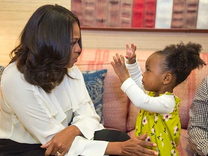 Momen Manis Saat Michelle Obama Bertemu Fans Ciliknya
