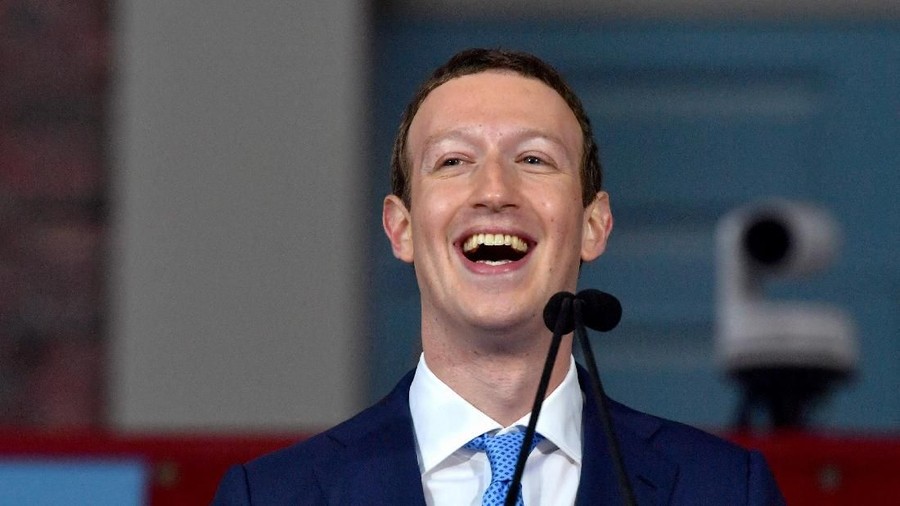 Aksi Lucu 2 Anak Mark Zuckerberg Saat Mencuci Piring