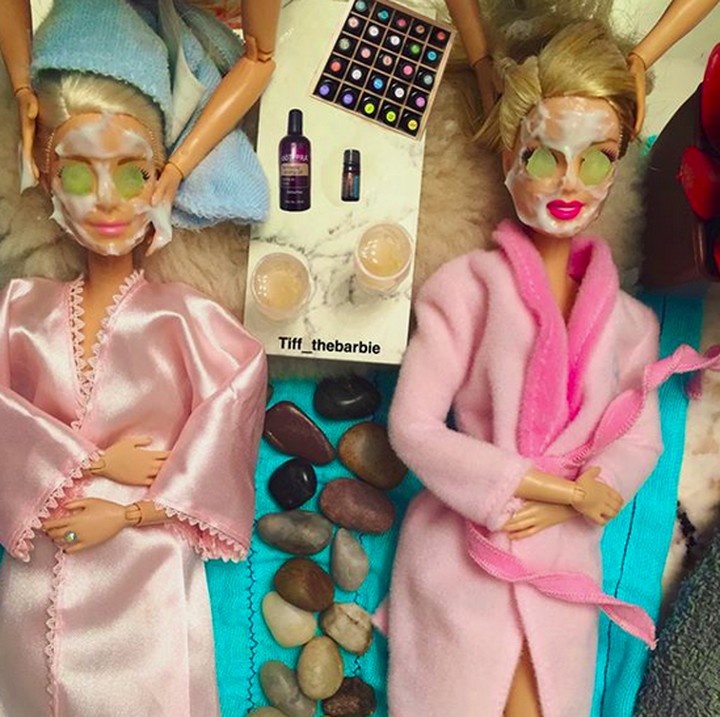 <p>Nak, sebentar bunda me time sejenak ya sama teman bunda. (Foto: Instagram/ @tiff_thebarbie)  </p>