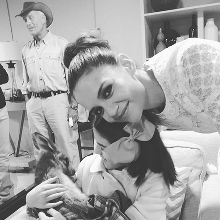 <p>Hmm, Suri lagi memeluk apa sih Bunda Katie? Happy banget. He-he-he. (Foto: Instagram/ @katieholmes212)</p>