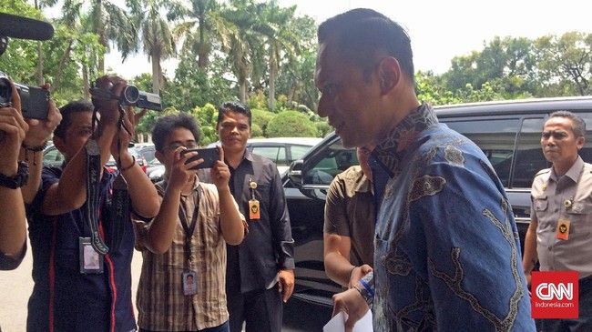 AHY melakukan tur ke Jawa Timur dan menemui pimpinan Pondok Pesantren Tebuireng Gus Sholah. Dia juga ziarah ke makam Gus Dur.