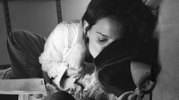 <p>Kecupan penuh sayang dari Bunda Katie buat si putri kecil, Suri. (Foto: Instagram/ @katieholmes212)</p>