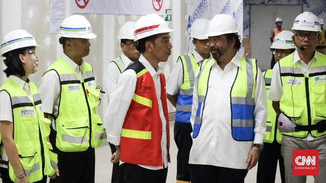 Ketua Umum Nasdem Surya Paloh mengaku mendapat kehormatan saat diundang Presiden Jokowi meninjau proyek MRT di Jakarta.