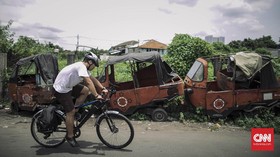 FOTO: Sisa Rongsok Bajaj Oranye di Ibu Kota