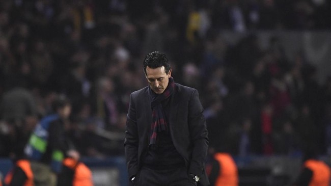 Manajer Arsenal, Unai Emery, mendapat kecaman dari netizen di lini masa setelah The Gunners kalah 0-1 dari klub promosi Sheffield United.