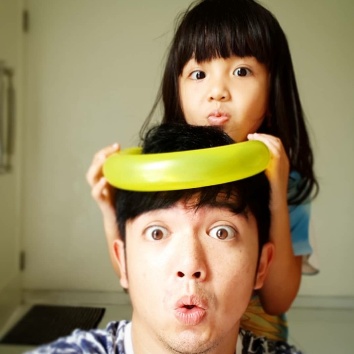 Kayak kakak adik ya, Bun, ayah dan anak ini. (Foto: Instagram/nickytirta)