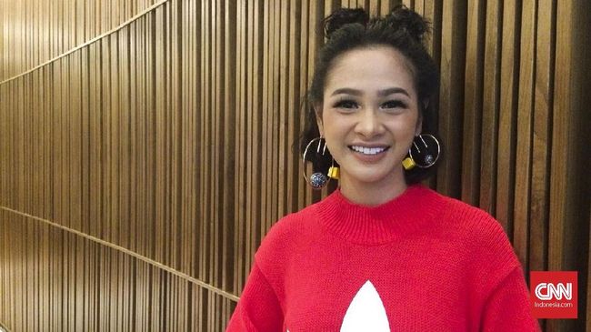 Andien Aisyah mengungkapkan pernah terjebak dalam hubungan toksik ketika kuliah. Kekasihnya kala itu sering memukul hingga pernah menyayatnya dengan pisau.