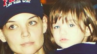 <p>Throwback saat Suri masih kecil. Nggemesin banget ya Suri. (Foto: Instagram/ @katieholmes212)</p>