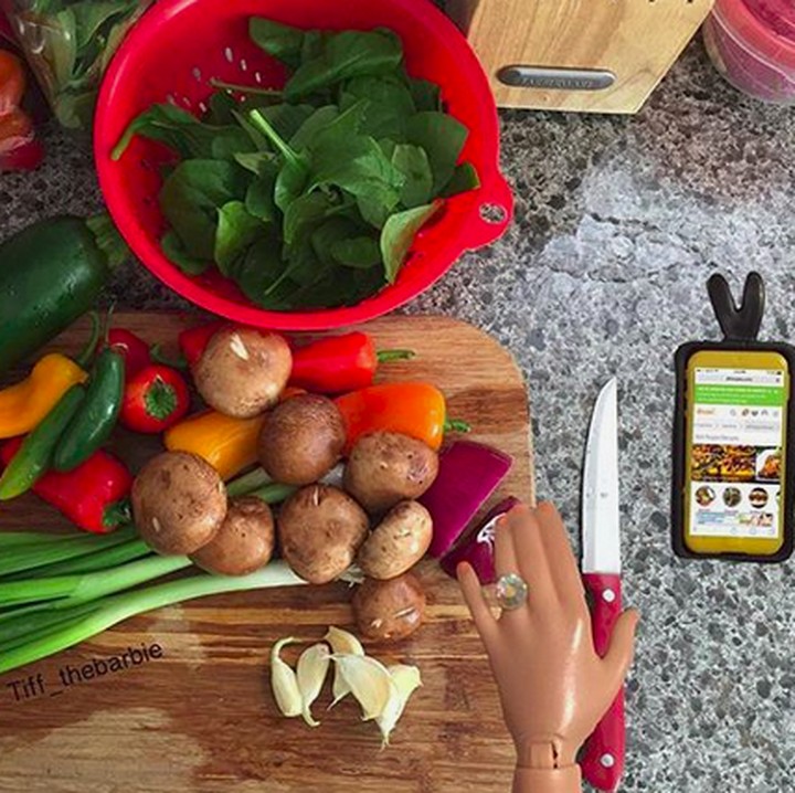 <p>Biar resepnya lihat di internet, yang penting masakan bunda buat suami dan anak enak ya. (Foto: Instagram/ @tiff_thebarbie) </p>